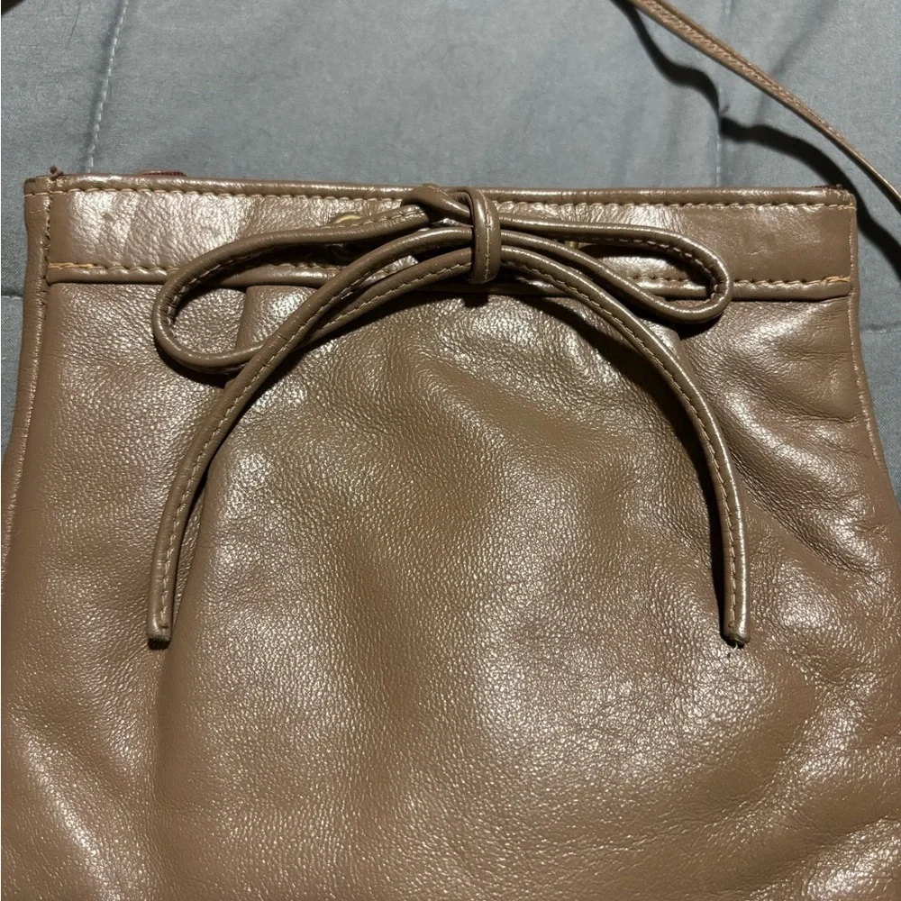 VINTAGE 80s Small Leather Shoulder Bag Handbag Snap Close Bow Accent TAUPE - Picture 5 of 5